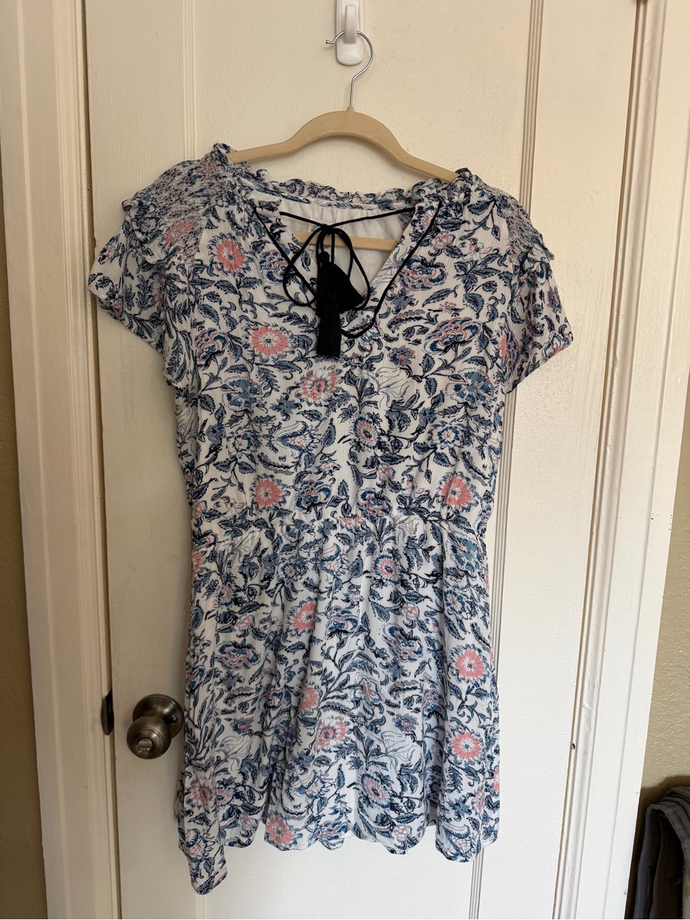 Blue Rain White Floral Tie-Neck Short Dress with Navy Tassel. Great condition. L